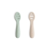 Primeira Colher Cambridge Blue Shigting Sand da Mushie 1