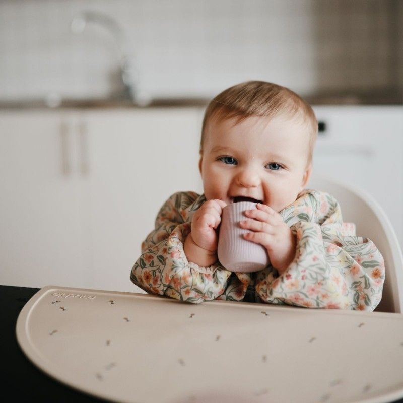 Babete impermeável com mangas pastel bloom da Mushie 3